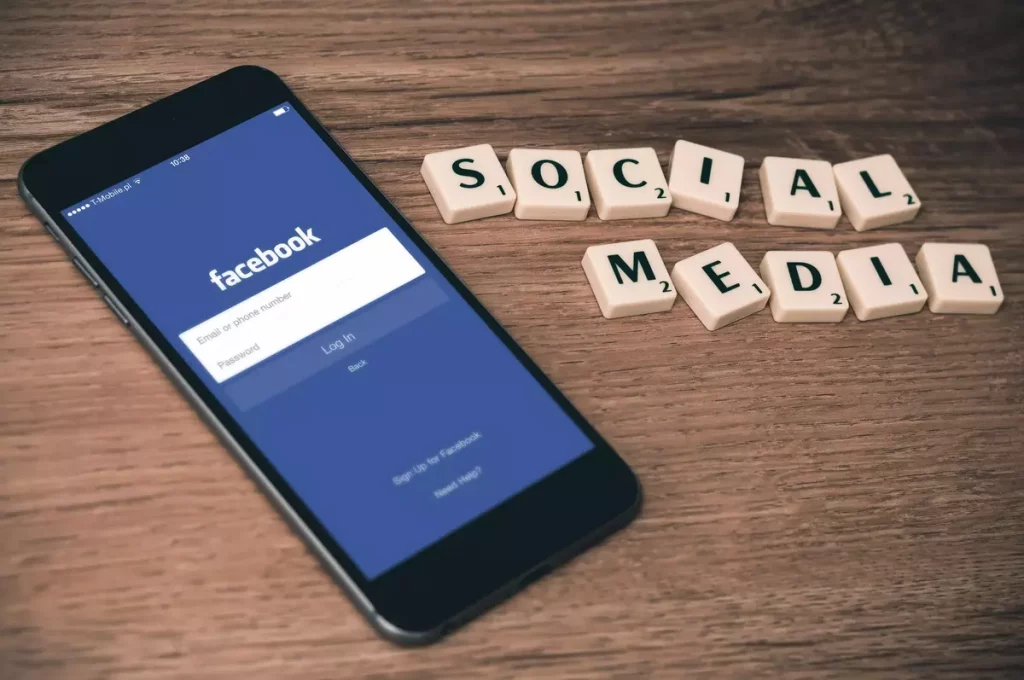 social media marketing facebook na telefonu promocija